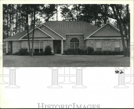 1990 Press Photo Exterior view of brick house at 408 Rosedown Way in Mandeville, - Historic Images