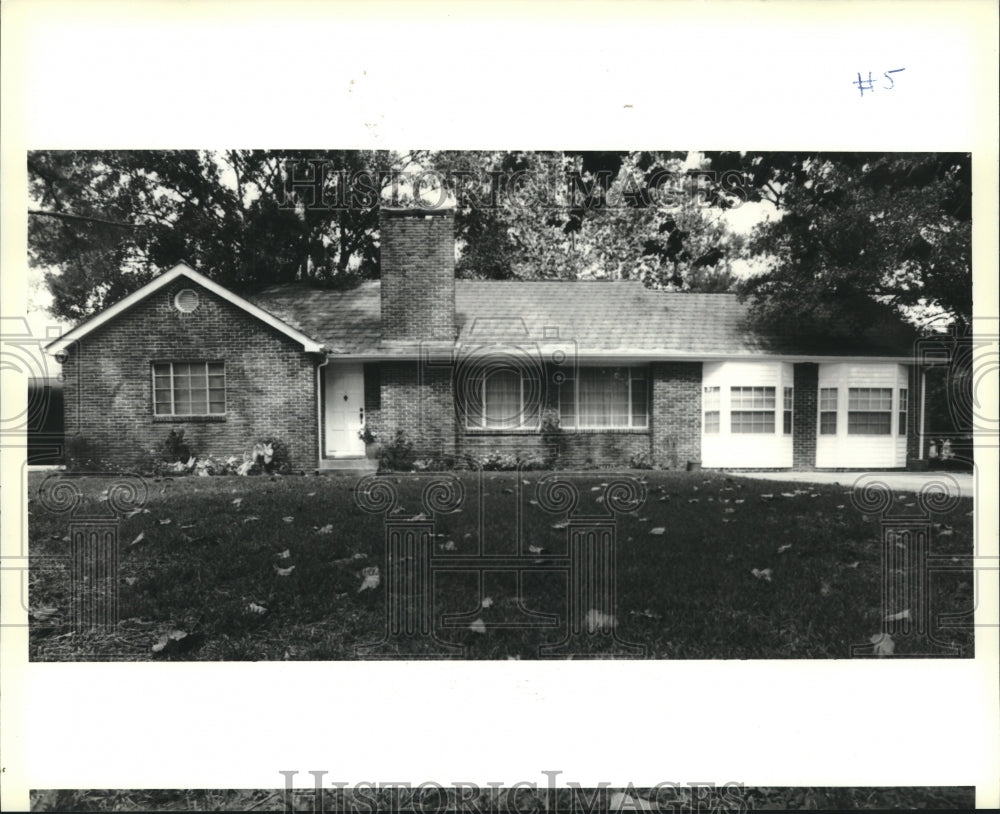 1990 Press Photo Exterior view of brick house at 110 Midway Drive - nob36133 - Historic Images