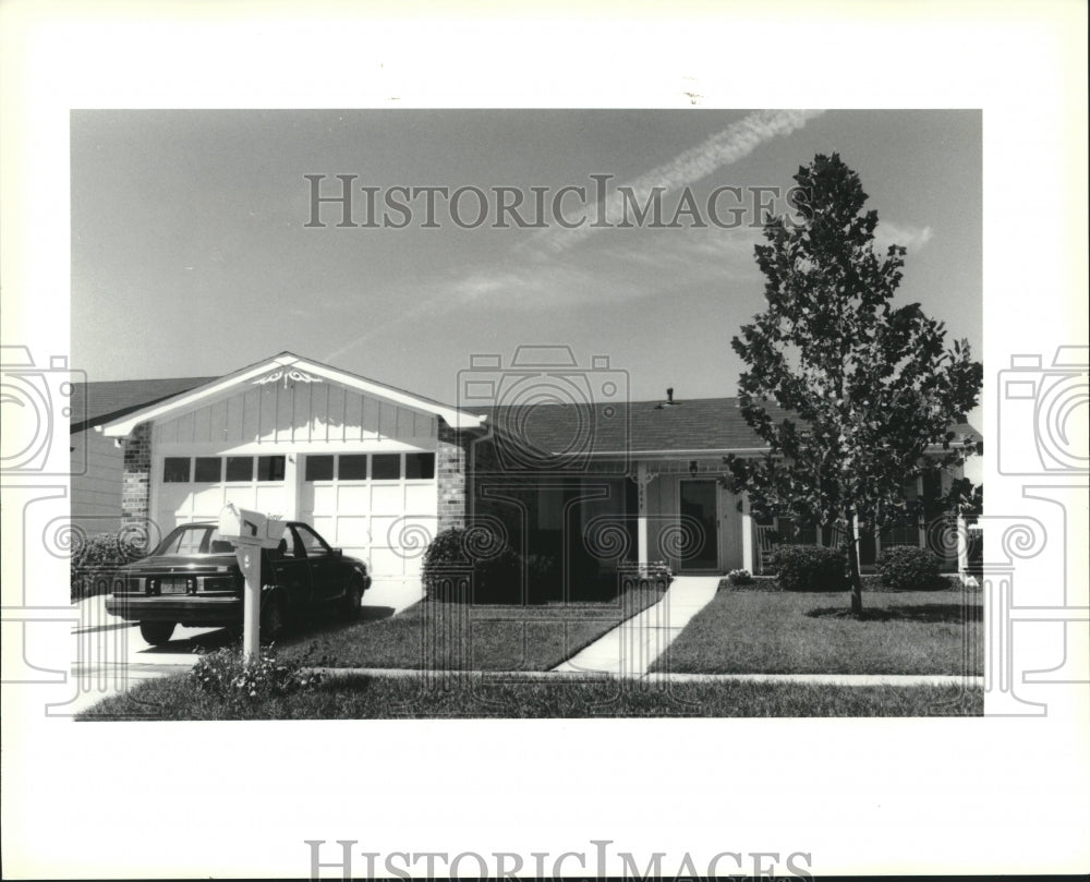 1990 Press Photo Exterior view of one story house 3844 Burntwood in Harvey - Historic Images