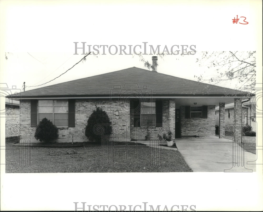 1990 Press Photo A brick home located at 5217 Burke Drive in Metairie - Historic Images