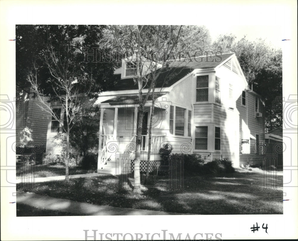 1991 Press Photo A beautiful bright home with a small covered porch in Lakeview - Historic Images