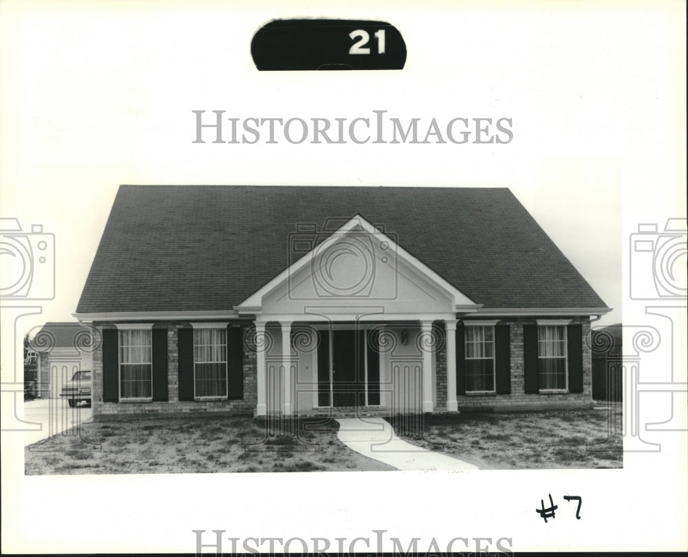 1991 Press Photo A beautiful home with a garage located at #6 Ranier in Kenner - Historic Images