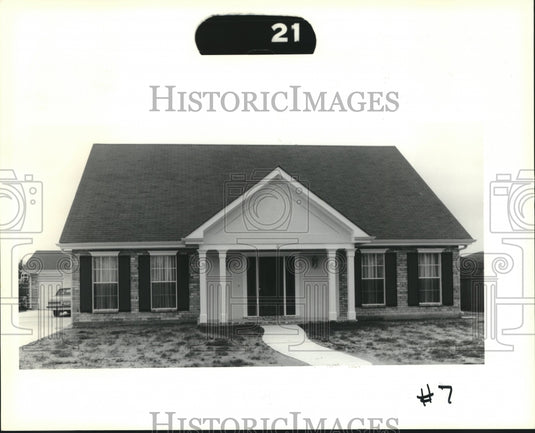 1991 Press Photo A beautiful home with a garage located at