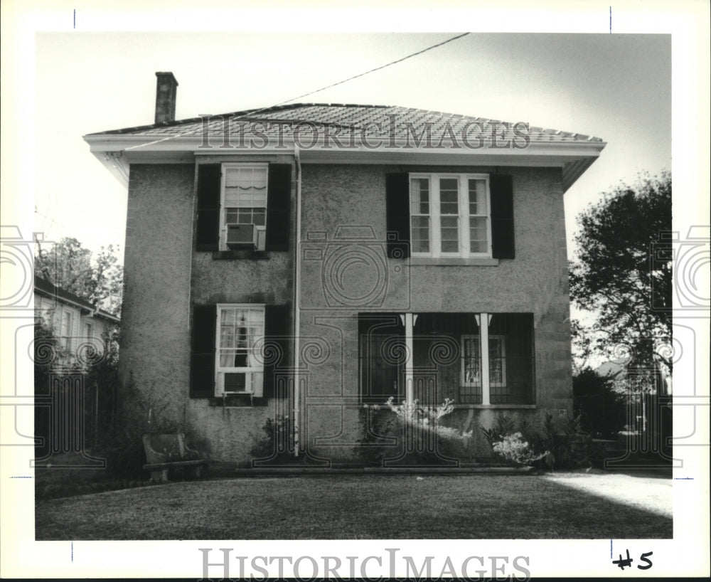 1991 Press Photo A large two-story home with a chimney at 350 Pine in Uptown - Historic Images