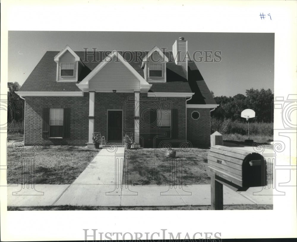 1990 Press Photo A home with pillars complimenting the front door in Meraux - Historic Images