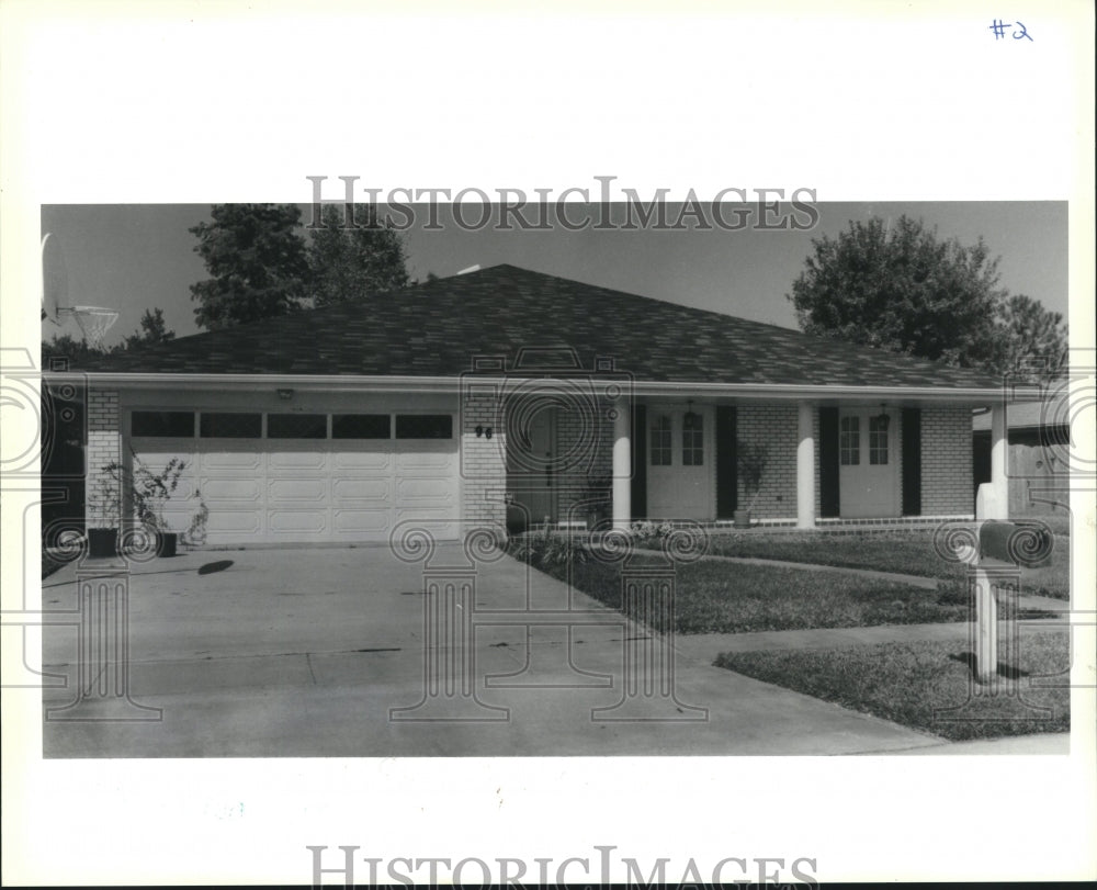 1990 Press Photo A home features beautiful large windows in Kenner, 96 Wood Lake - Historic Images