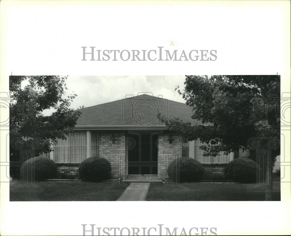 1990 Press Photo Real Estate House Mug Shot - 1317 Pecan Street - Metairie - Historic Images