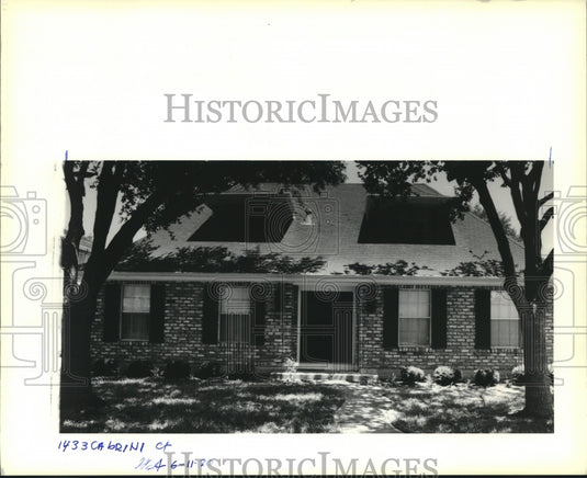 1990 Press Photo Housing transfers at 1433 Cabrini Ct. - Historic Images