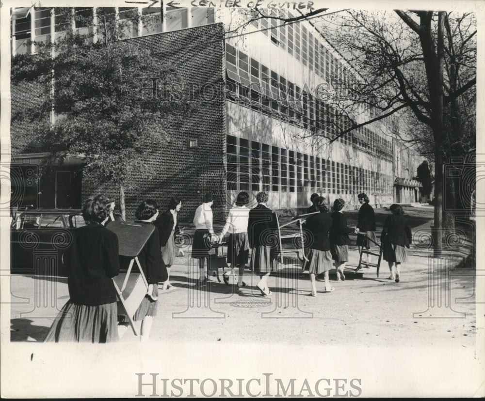 1961 Press Photo Holy Name of Jesus Mercy students cross La Salle Street-Historic Images