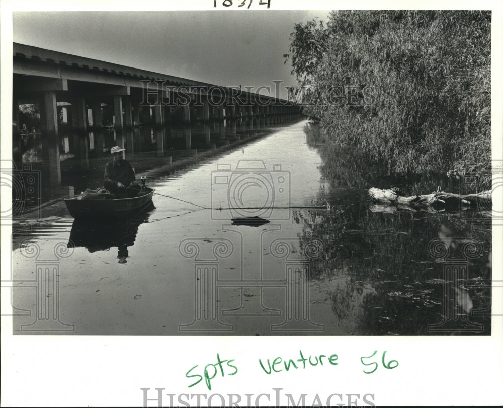 1989 Press Photo Harry Hildebrand fishing on the Highway 51 Canal - Historic Images