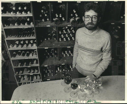 1985 Press Photo America's sommelier Mark Hightower identifies wines - Historic Images