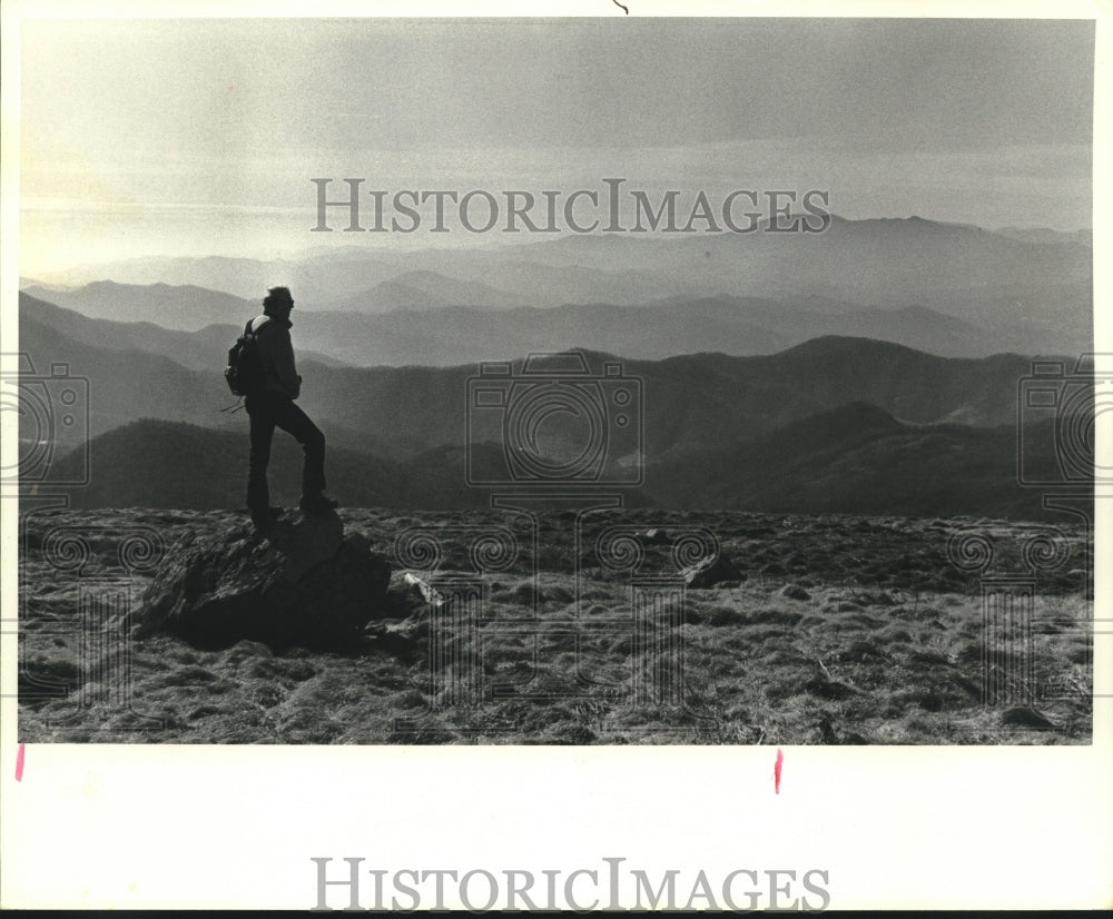 1993 Press Photo Hiker views rolling mountains from a summit-Hiking - Historic Images