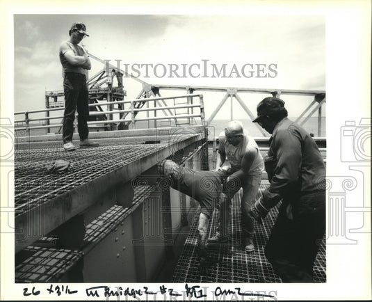 1989 Press Photo Louisiana Department of Transportation and Development workers - Historic Images