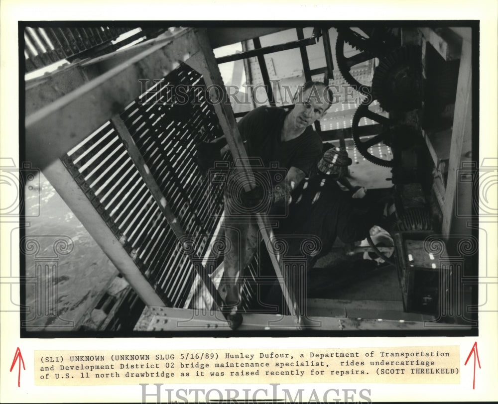 1989 Press Photo Maintenance specialist Hunley Dufour repairs Highway 11 Bridge - Historic Images