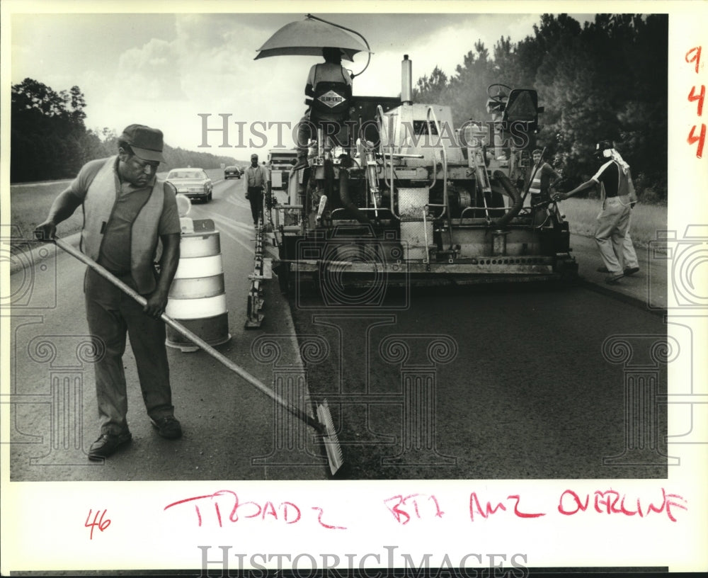 1988 Press Photo Melvin Walton laying asphalt on I-12 near Louisiana 59 - Historic Images