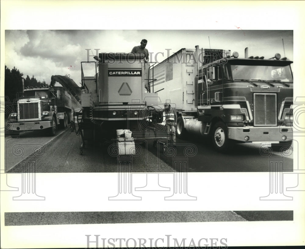 1988 Press Photo Cook Construction employees laying asphalt onI-12 -Louisiana 59 - Historic Images