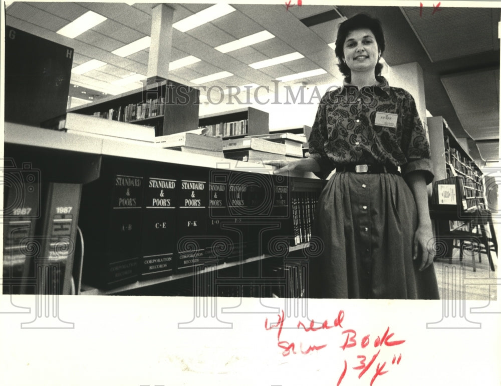 1987 Press Photo Linda Marshall Hill in the main library, business area. - Historic Images