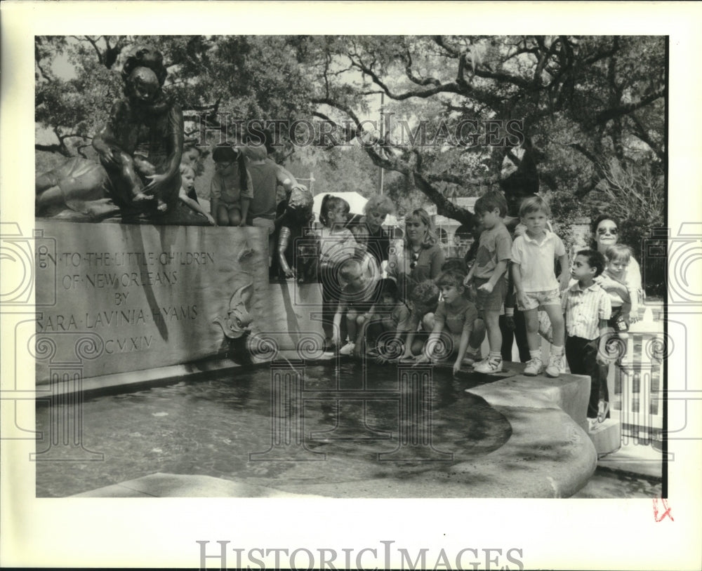 1989 Press Photo Children at rededication of the Hyams Fountain and wading pool. - Historic Images