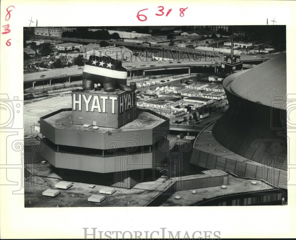 1988 Press Photo Elephant balloon is atop the Hyatt Regency to mark convention. - Historic Images