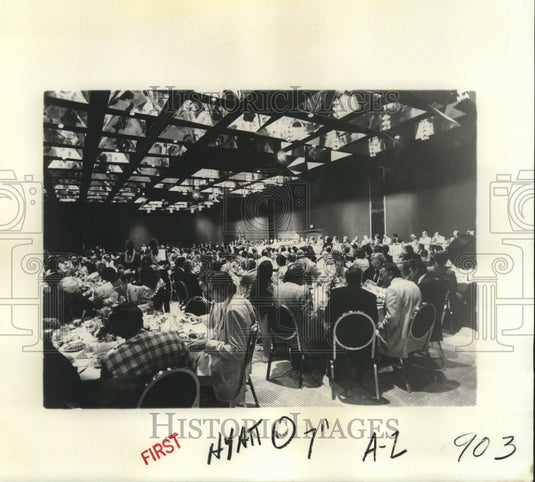 1976 Press Photo 600 guests of the Hyatt Regency have a "sneak preview." - Historic Images