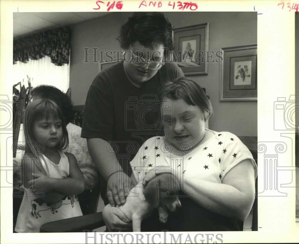 1989 Press Photo Residents of Forest Manor Nursing Home plays with, pets puppies - Historic Images