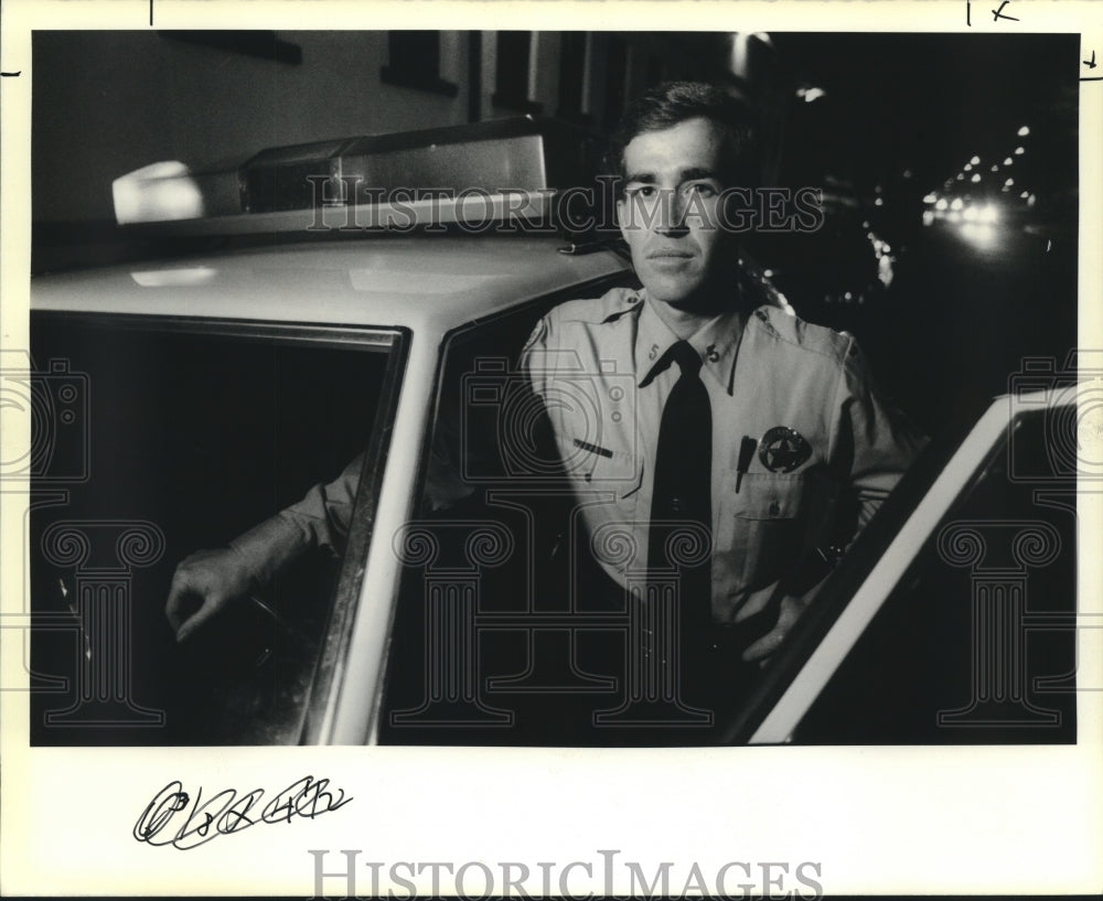 1990 Press Photo Gordon Hyde, 5th district police officer returns to the force. - Historic Images