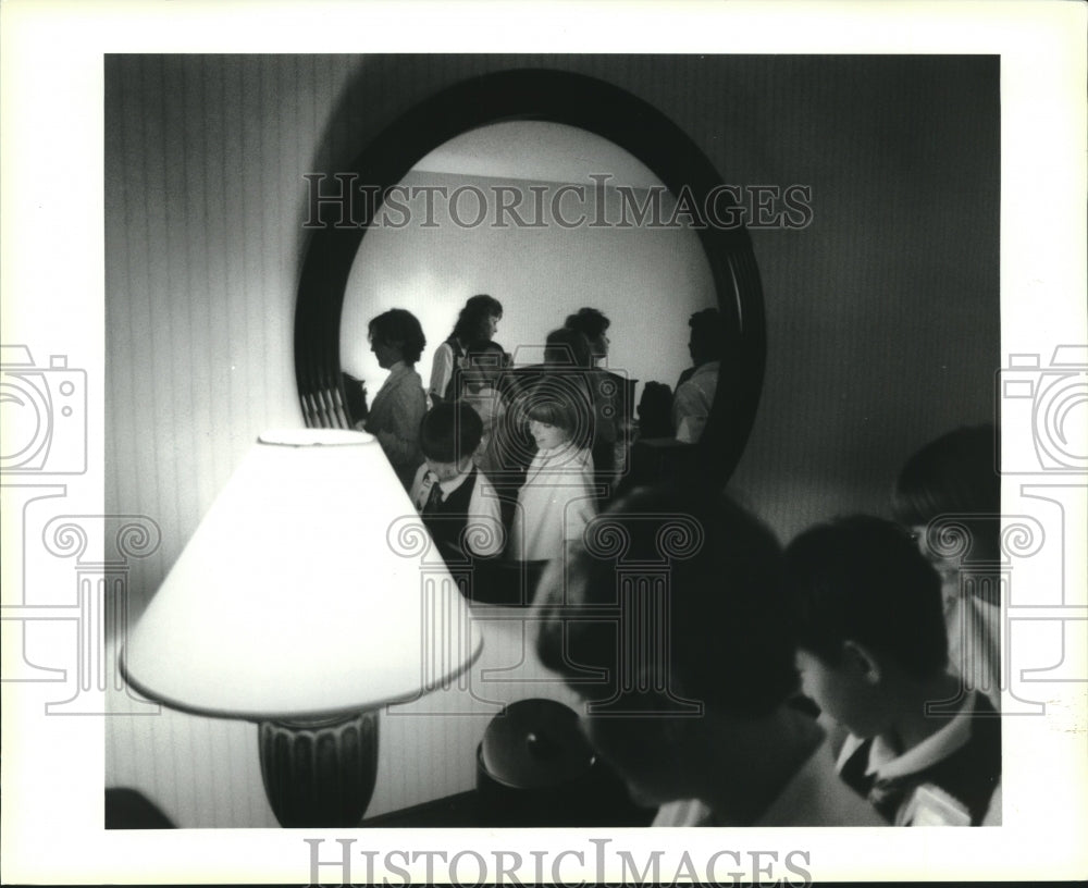 1994 Press Photo Alice Harte students during tour at Hyatt Regency New Orleans - Historic Images