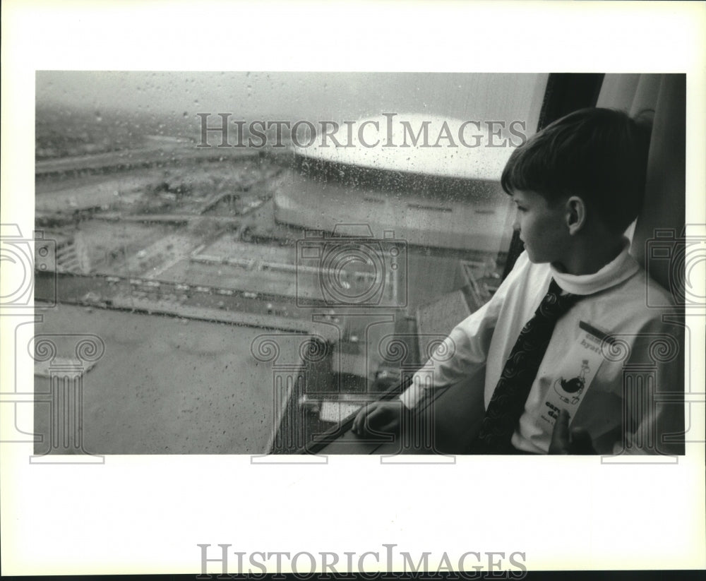 1994 Press Photo Ben Kingsley of Alice Harte School at tour of Hyatt Regency - Historic Images