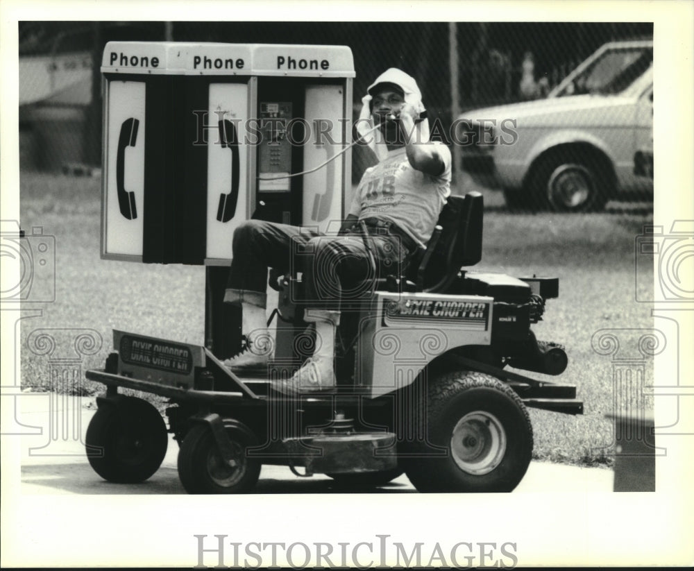 1989 Press Photo Greenmeadow owner Jason Hill sits on lawnmower on St. Charles - Historic Images