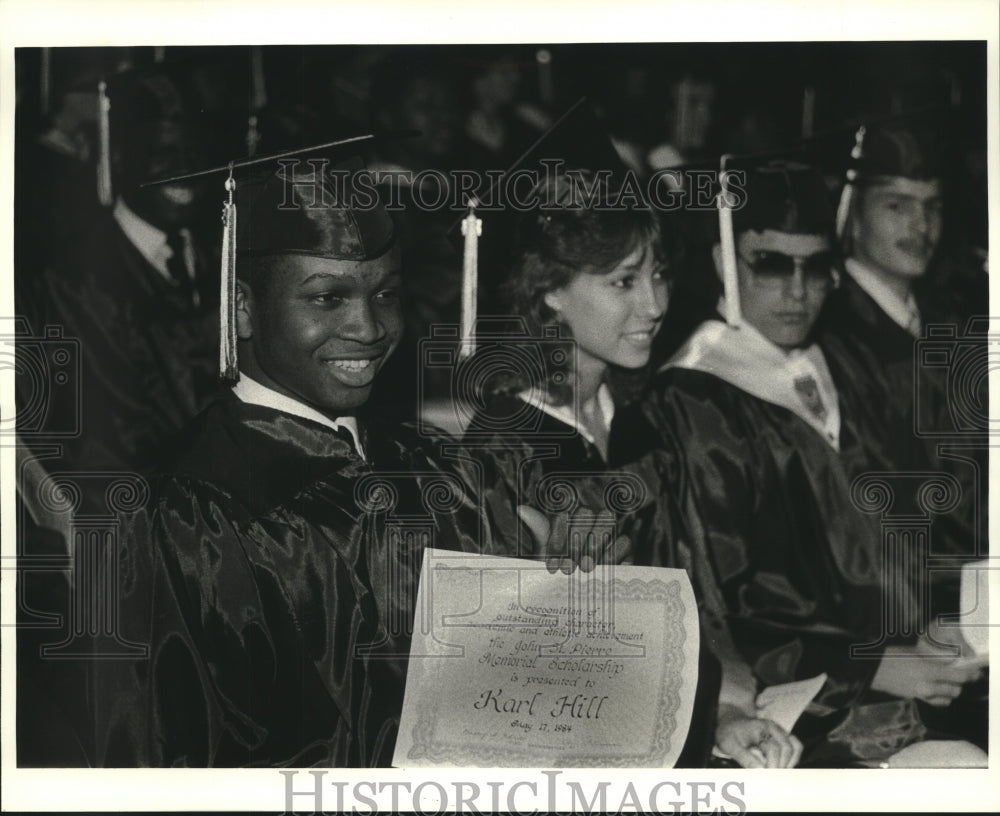 1984 Press Photo Karl Hill shows John St. Pierre Memorial Scholarship award - Historic Images