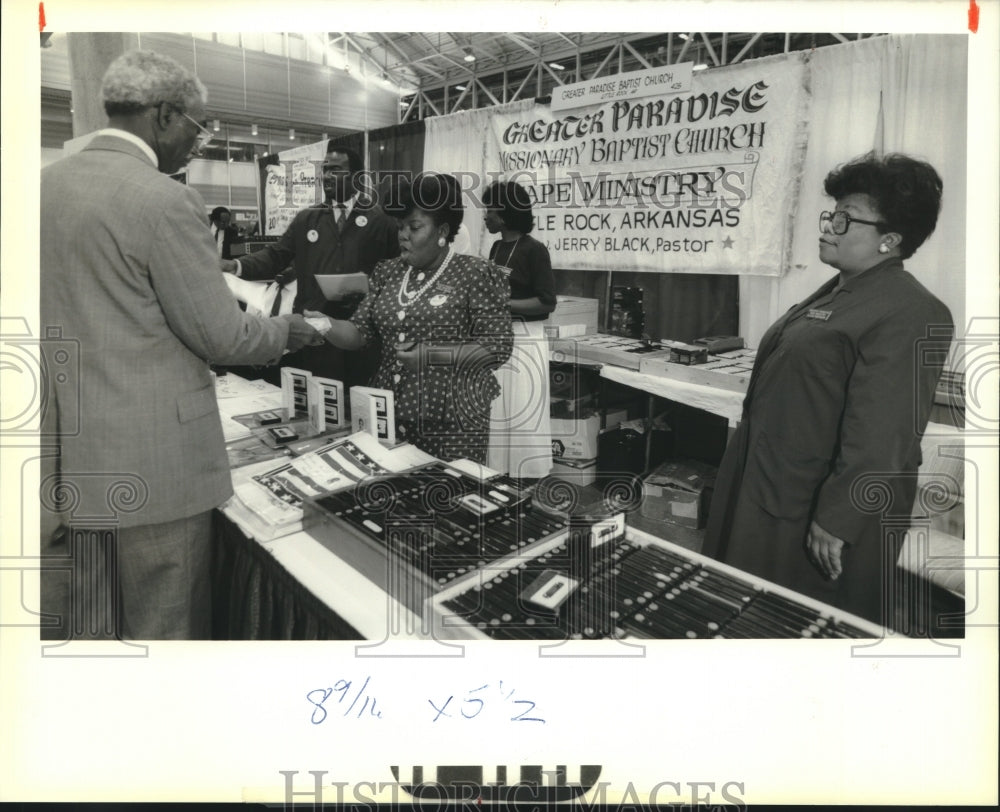 1989 Press Photo Reverend J.T. Hill buys video tape at Baptist Convention - Historic Images