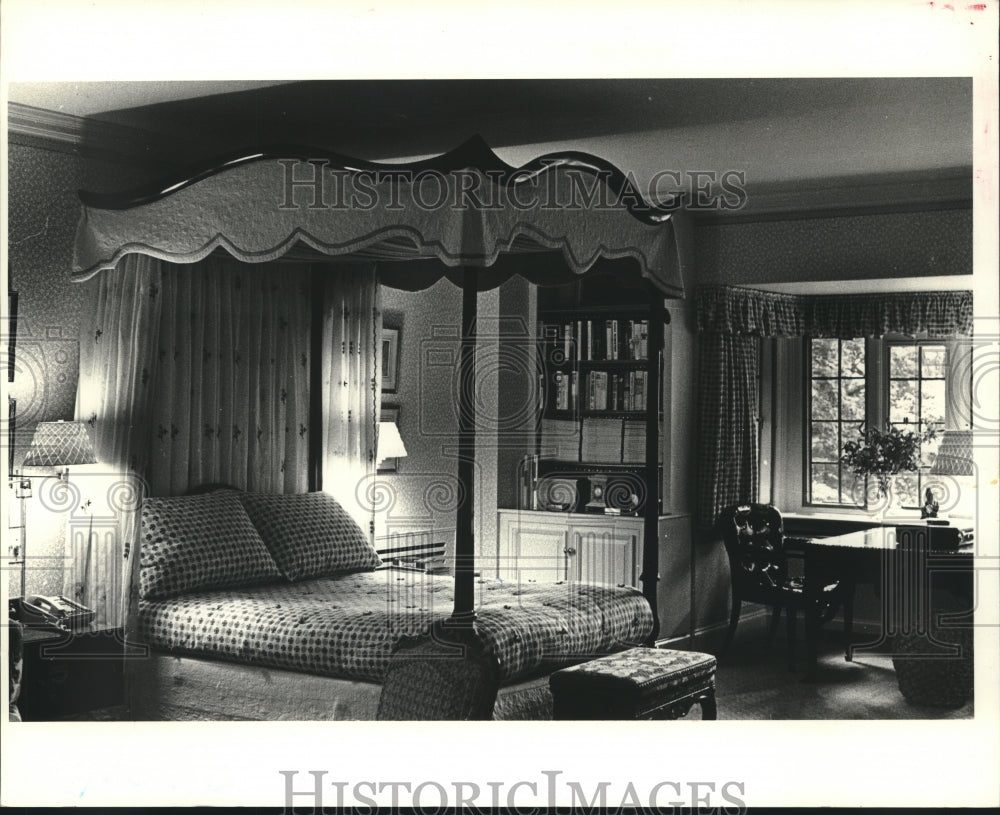 1983 Press Photo Interior of a master bedroom with four poster bed - nob36636 - Historic Images