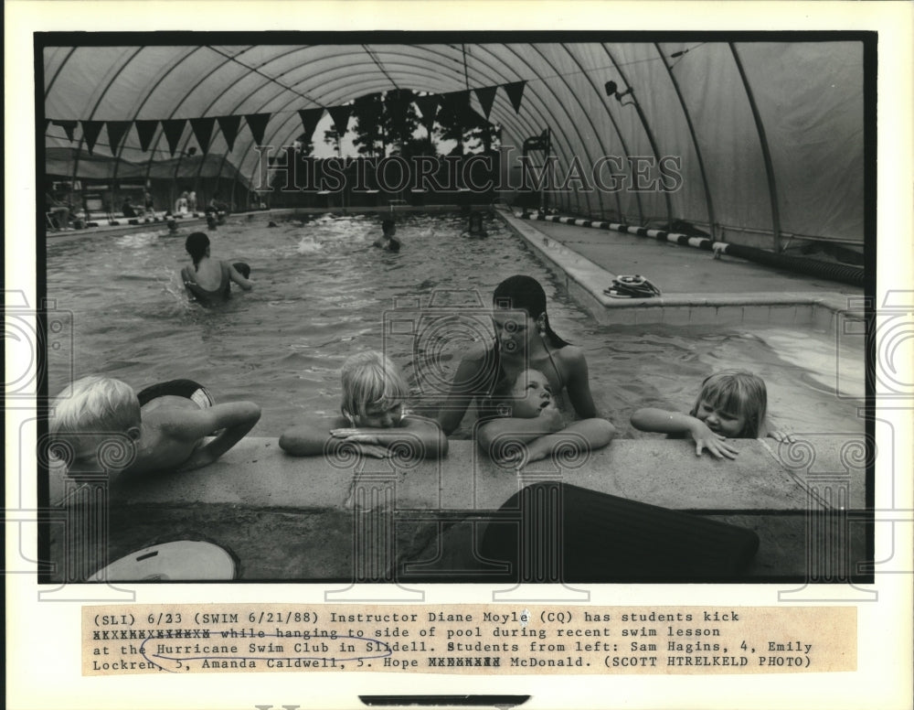 1988 Press Photo Instructor Diane Moyle during lesson at Hurricane Swim Club - Historic Images