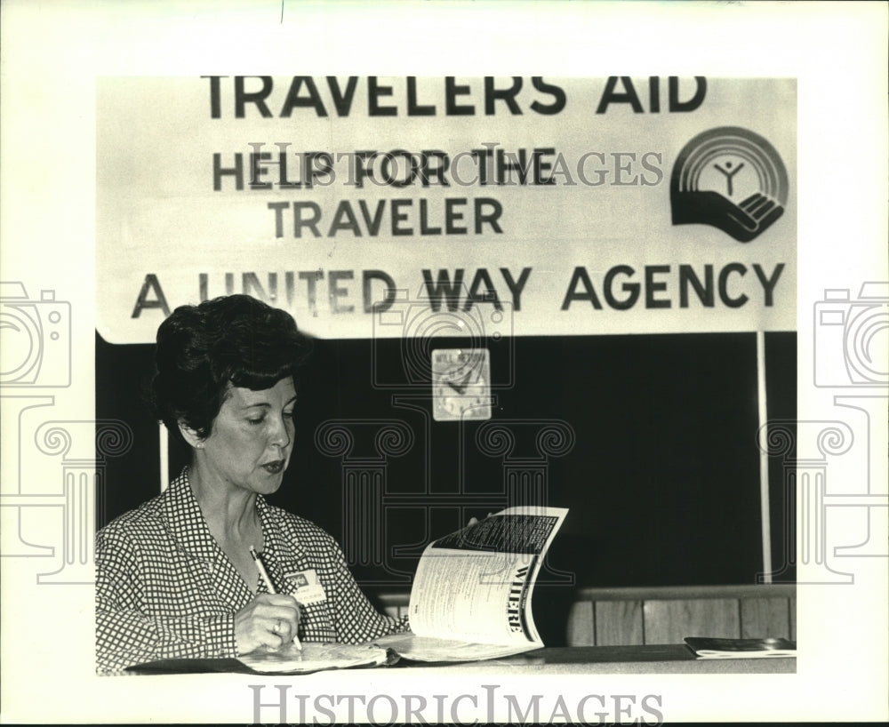 1986 Press Photo Joy Hurley, Travelers Aid Volunteer at New Orleans Airport - Historic Images