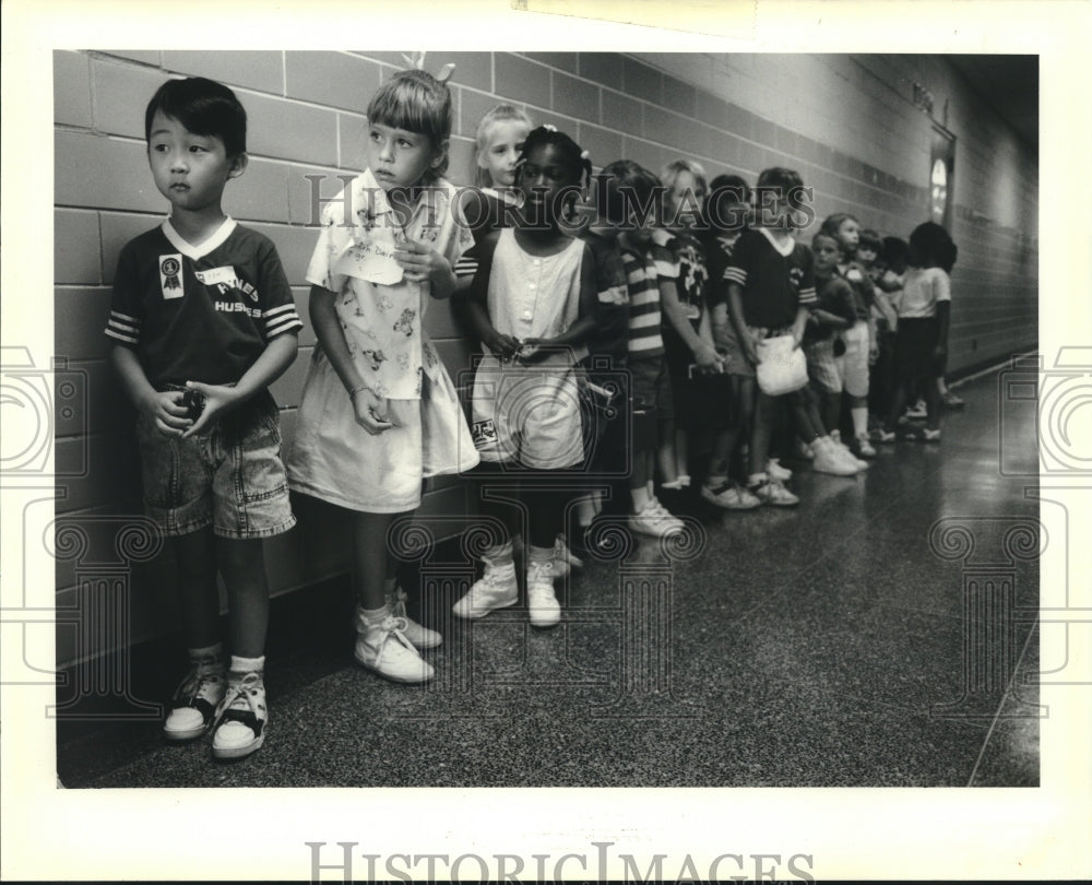 1989 Press Photo First graders from Hynes Elementary School line up for lunch - Historic Images