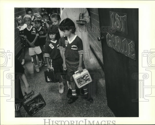 1989 Press Photo Hynes Elementary students in uniforms during first day - Historic Images