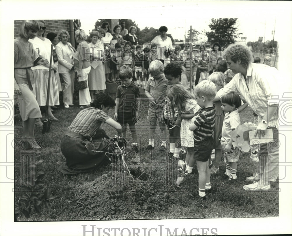 1986 Press Photo Edward Hynes Elementary School planting a tree - nob36702 - Historic Images