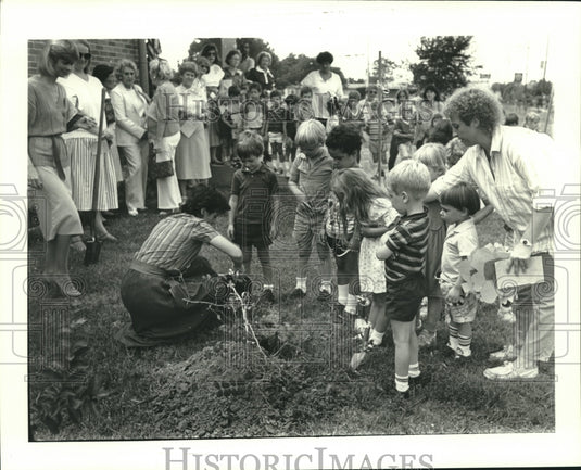 1986 Press Photo Edward Hynes Elementary School planting a tree - nob36702 - Historic Images
