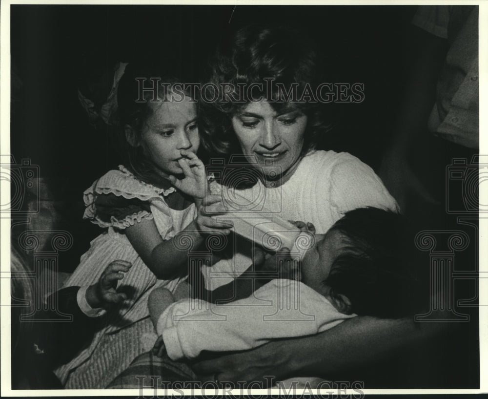 1984 Press Photo Janice Hynes and daughter Adelle with newborn Daniel Jason - Historic Images