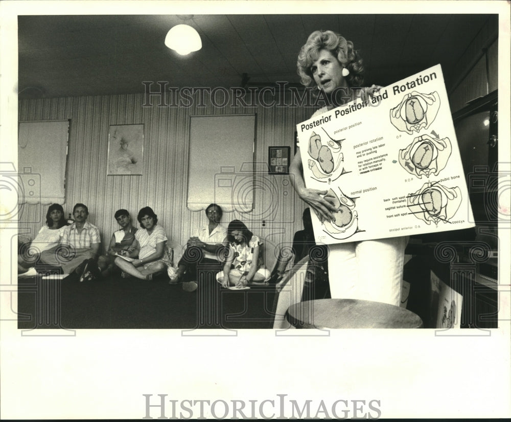 1986 Press Photo Yvonne Hymel attending a Lamaze class- Rick Davin instructor - Historic Images