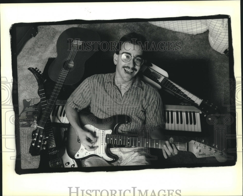 1990 Press Photo Andy Hymel goofing in his home recording studio - Historic Images