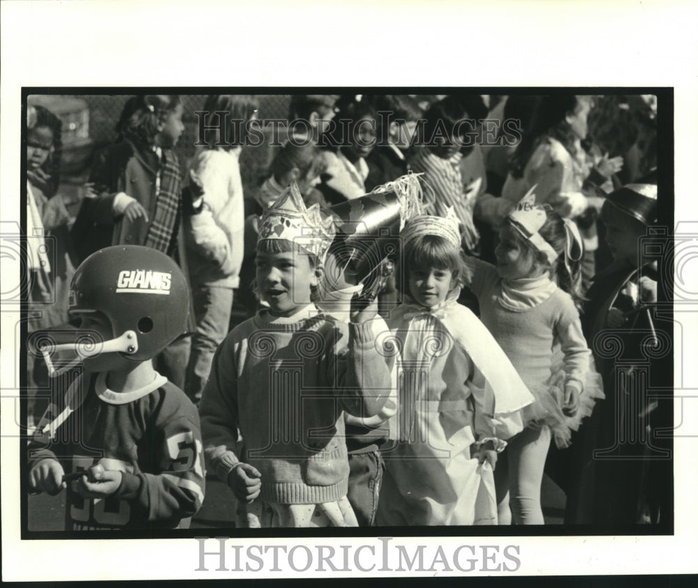 1988 Press Photo Kindergarten during Mardi Gras parade at Holy Name of Jesus - Historic Images