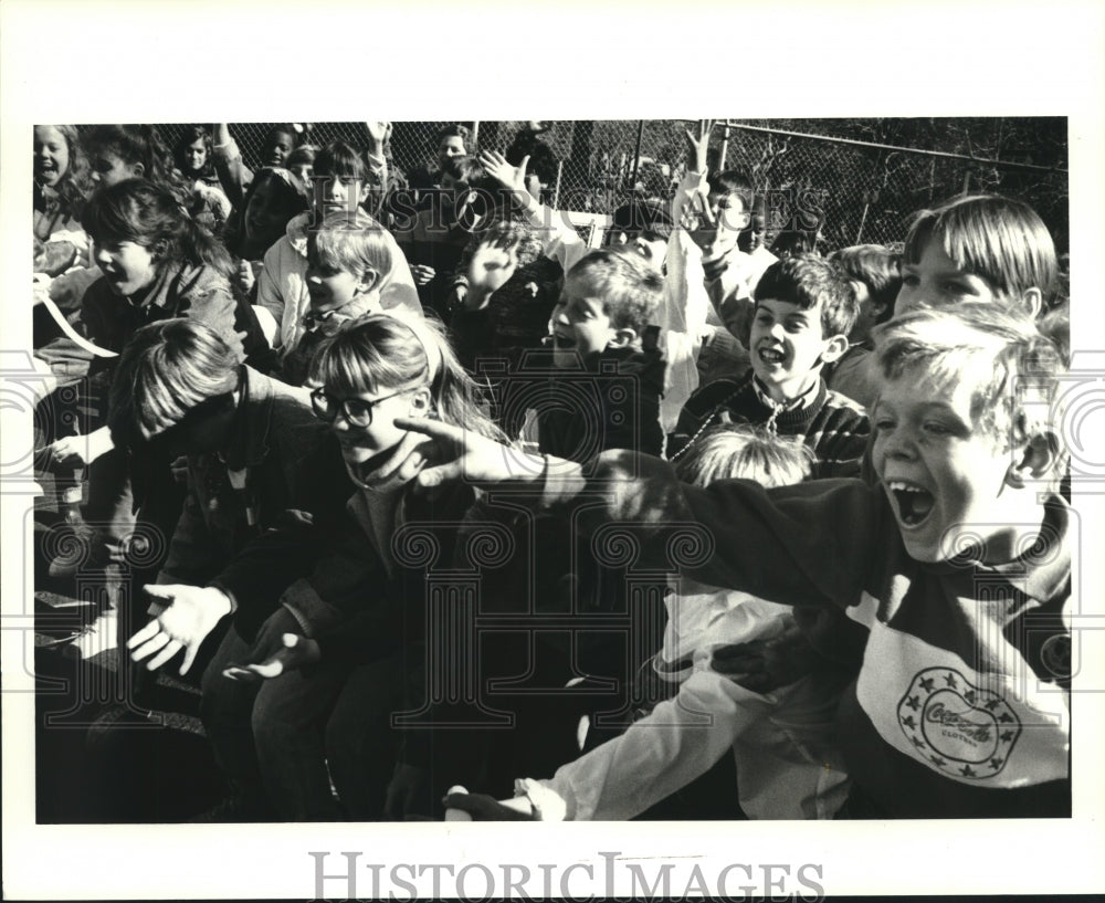 1988 Press Photo Mardi Gras Parade staged by kindergarten of Holy Name of Jesus - Historic Images