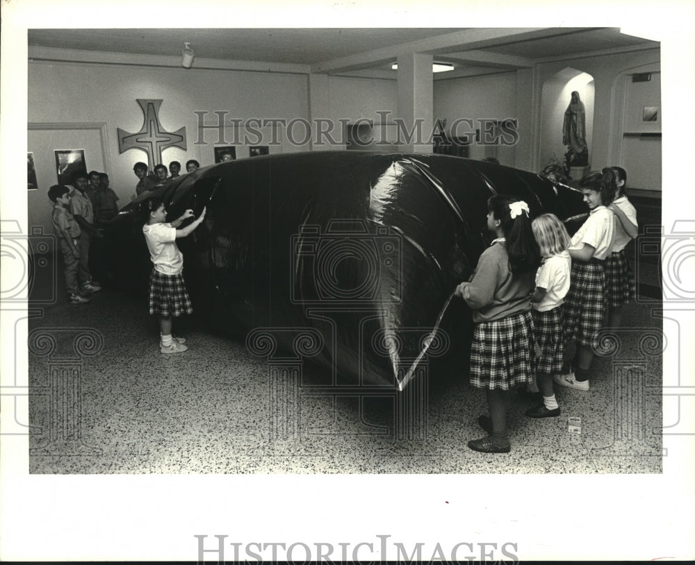 1988 Press Photo Sixth graders from Holy Name of Jesus building a planetarium. - Historic Images