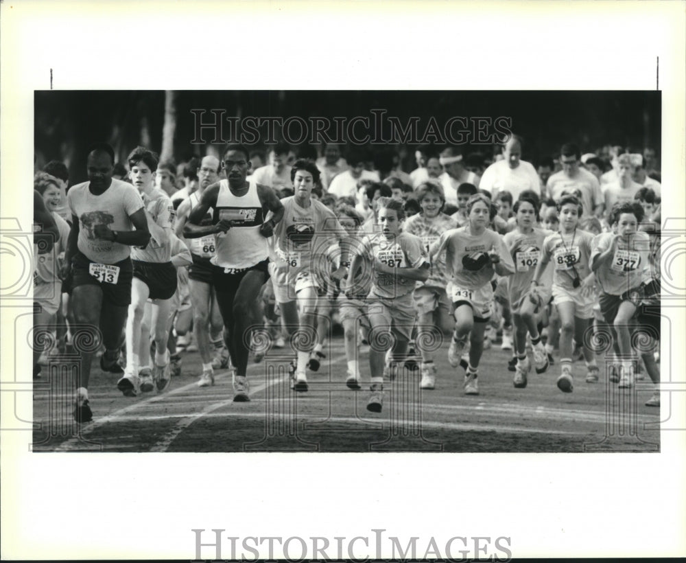 1990 Press Photo Adults &amp; kids in the 9th Annual Holy Name of Jesus Gator Run. - Historic Images