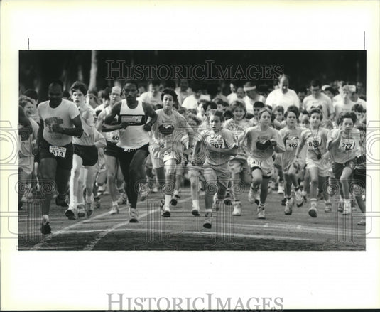 1990 Press Photo Adults & kids in the 9th Annual Holy Name of Jesus Gator Run. - Historic Images