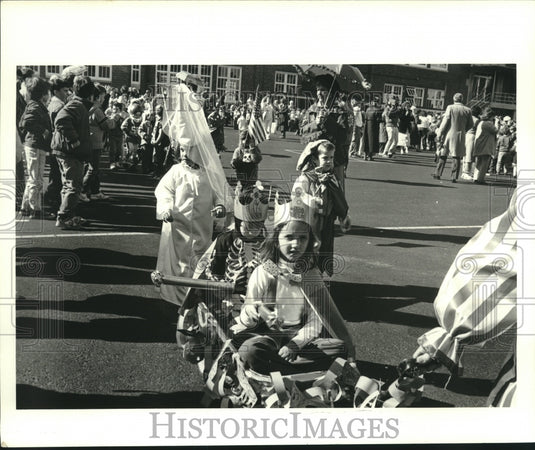 1988 Press Photo Queen Cristina Miller & King Christopher Lann in a wagon. - Historic Images