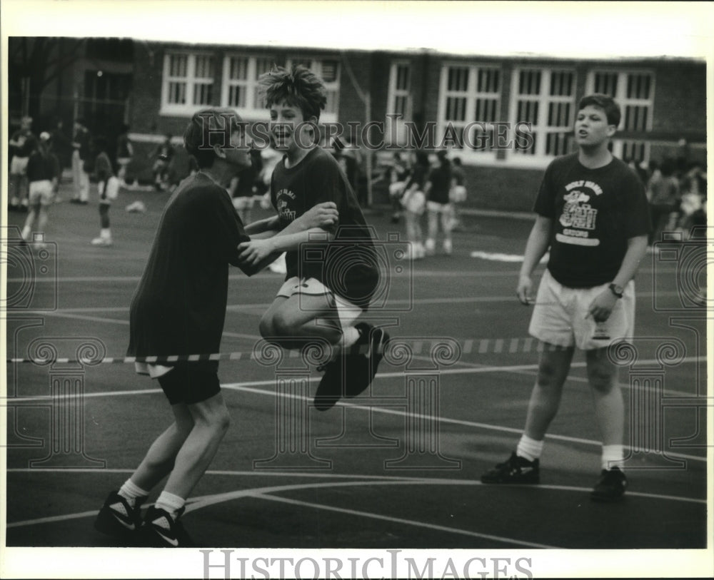 1993 Press Photo Holy name of Jesus School, jump rope for heart. Skipping Rope - Historic Images