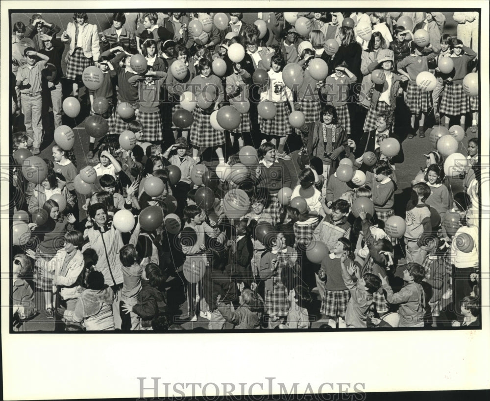 1985 Press Photo Some 450 students of Holy Name School-balloon release - Historic Images