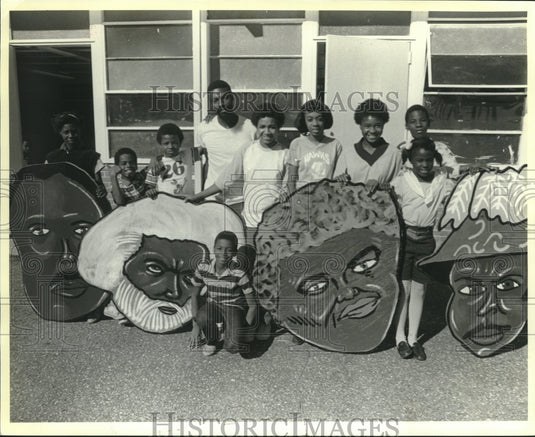 1985 Press Photo Students of Holy Name School preparing their work of arts - Historic Images